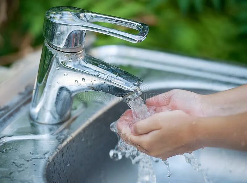 Моем руки под краном. Руки под краном с водой. Руки под краном. Девушка моет руки под краном. Мытье рук.