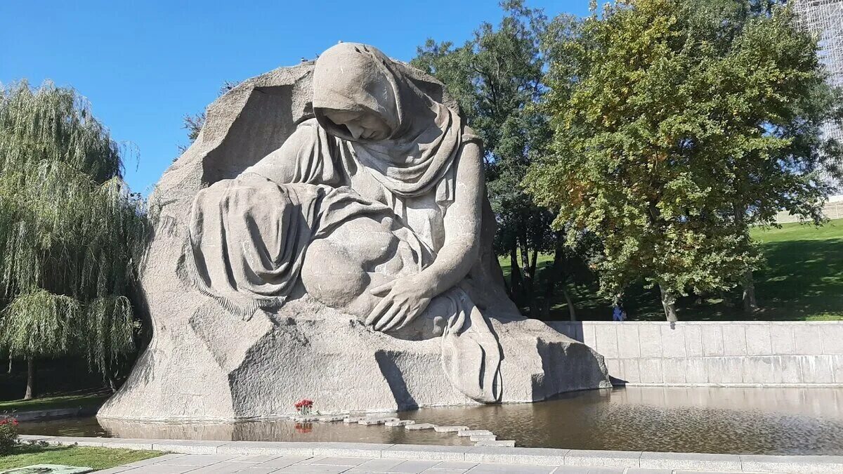 Монумент «скорбящая мать» ульяновск. Скорбь матери на мамаевом кургане. Скорбящая мать волгоград. Площадь с монументом скорбящей матери и «озером слез»;. Мемориальный комплекс скорбящая мать курск.