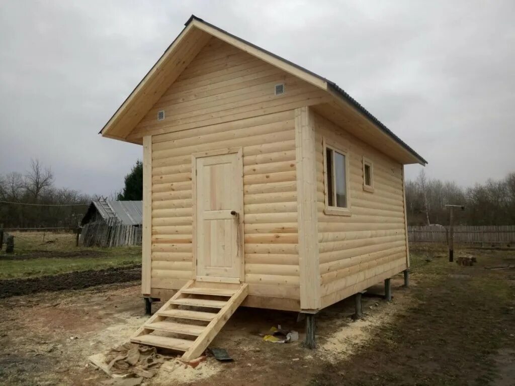 баня из профилированного бруса на винтовых сваях. баня на сваях из бруса. баня 4,5 на 4,5 на сваях. баня из бруса 150х150 на сваях. баня на винтовых сваях.