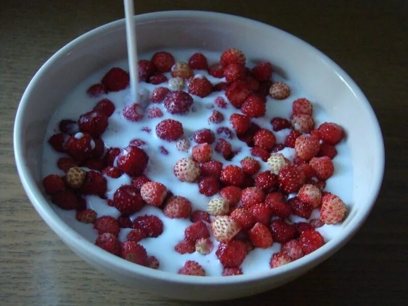 Земляника спелая с парным. Парное молоко в деревне. Земляника с молоком. Земляника с парным молоком. Ягоды с молоком.