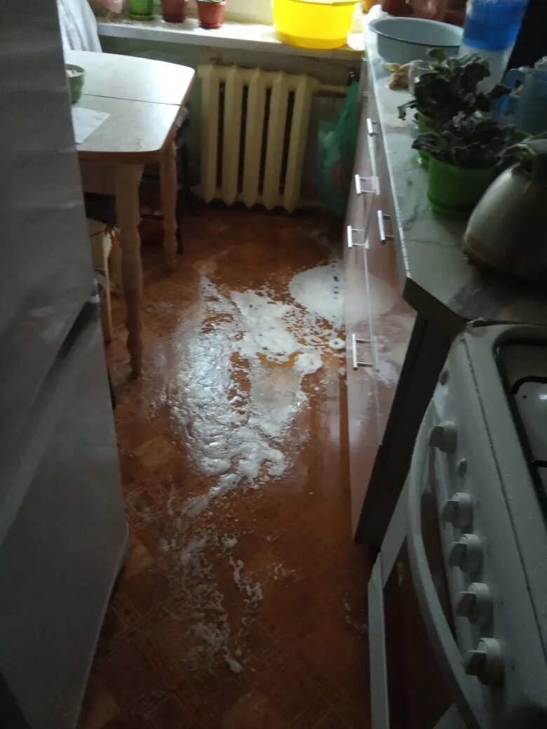 Прорвалоттрубу в квартире. Прорвало трубу в квартире. Затопило квартиру. Затопило кухню. Прорвало воду в квартире