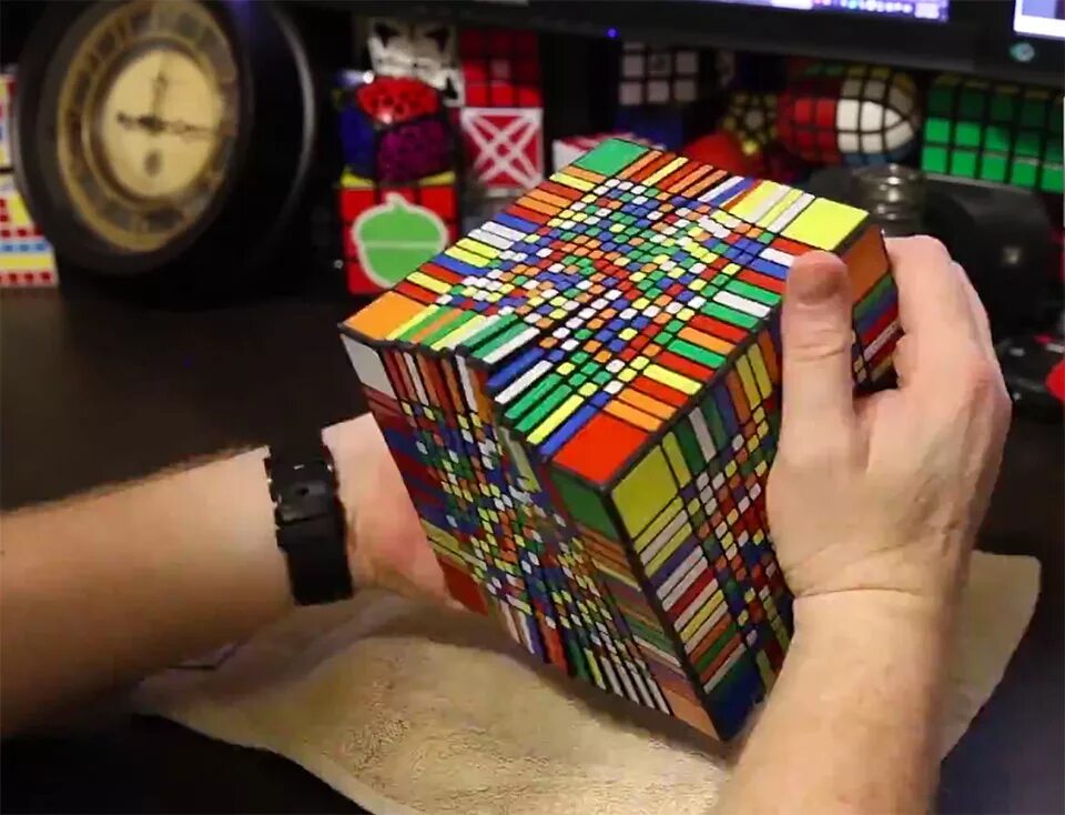 Кубики рубики самые. Кубик Рубика 17 на 17. Кубик Рубика 17х17. Rubiks Cube 17x17. Кубик Рубика 17х17 мировой рекорд.