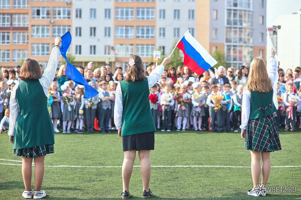 Приходит школьная пора. Школьная пора. 1 Сентября линейка в школе 42 Шерловая гора. Школьная пора фото. Школьная пора Заречная 9.