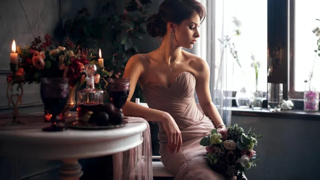 Изысканная фигура девушки на комоде