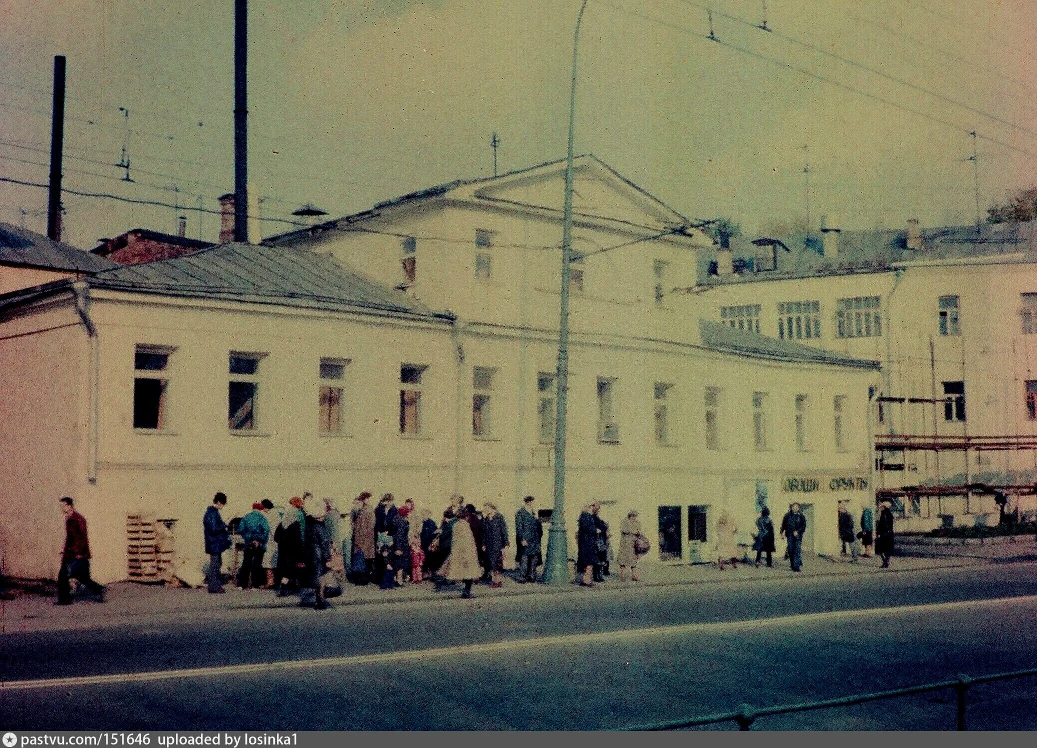 Ул кропоткина 2. Кропоткинская улица. Кропоткинская улица в Москве 1990. Улица Кропоткина Москва. Паству метро Кропоткинская.