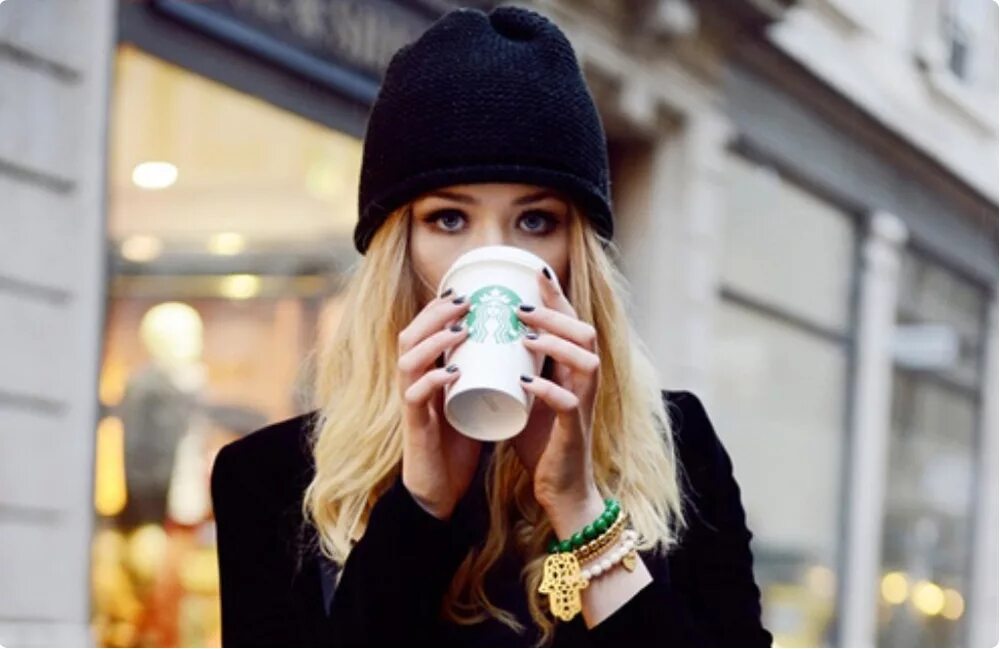 девушка со стаканчиком кофе. пить кофе. пьет кофе на улице. девушка с кофе на вынос. девушка со стаканчиком кофе.