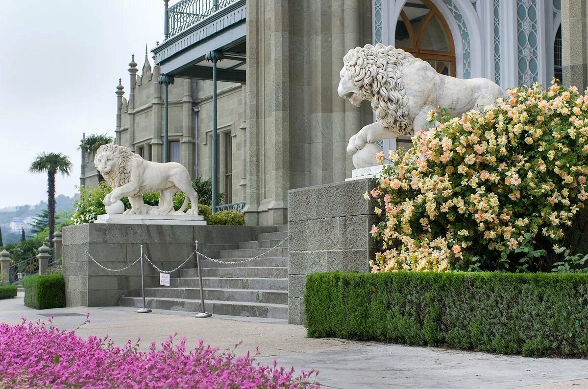Воронцовский дворец ялта львы. Спящий лев алупка воронцовский дворец. Лев дворцов. Львы воронцовского дворца в крыму. Львы воронцовского дворца в крыму.