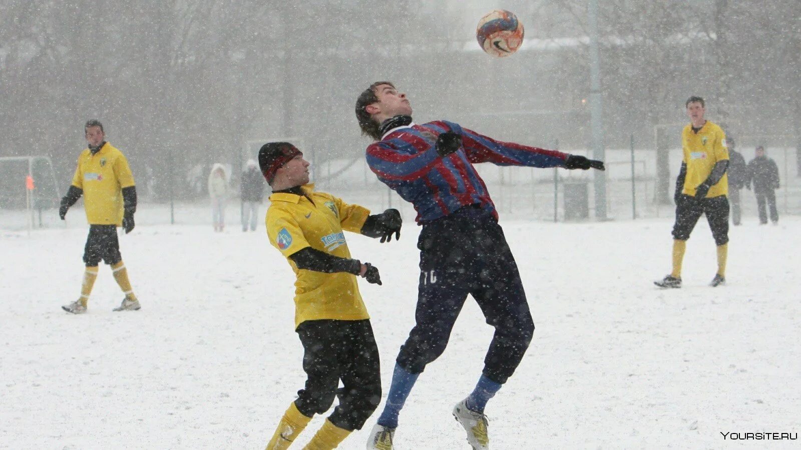 Игра зимний футбол. Зимний футбол. Дворовый футбол зимой. Стадионы зимой футбол. Зимний футбол дети.