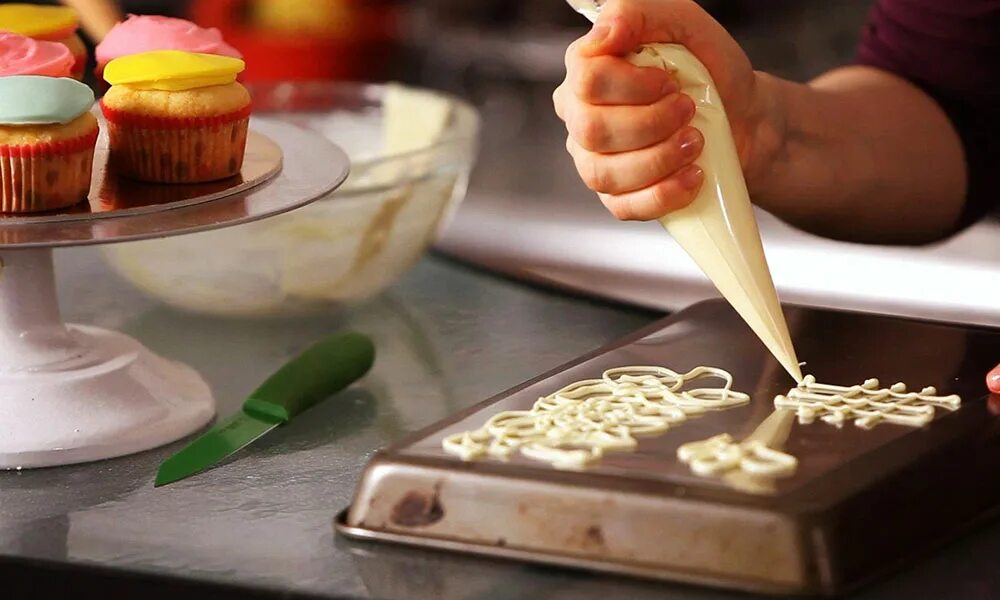 Процесс приготовления торта. Кондитер украшение тортов. Печем торт девочке. Торты и кулинария. Making cakes.