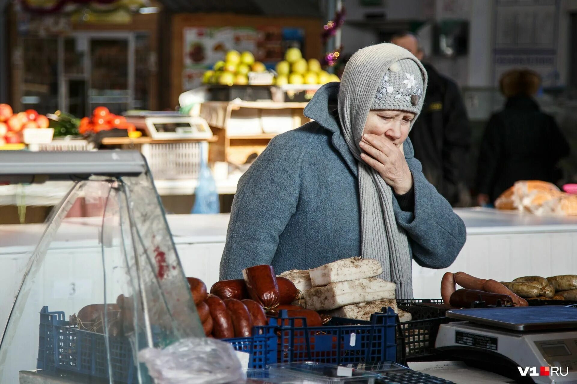 Пенсионеры в магазине. Прожиточный минимум. Прожиточный минимум фото. Прожиточный минимум вырос.