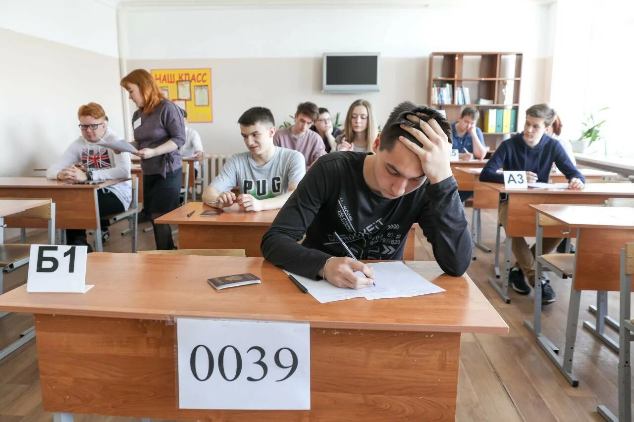 Можно сдать егэ в 9 классе. Егэ. экзамен в школе. экзамен егэ. экзамен огэ.