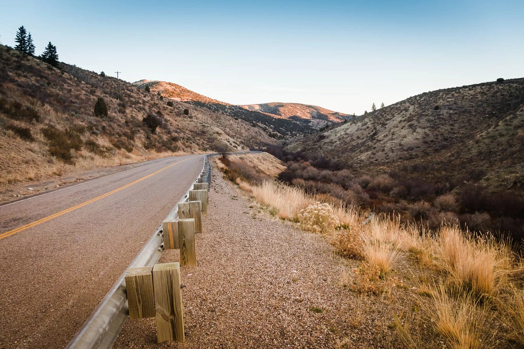 Area near. Pocatello Idaho. Покателло вождь. Road in the Hills. Remote natural areas.