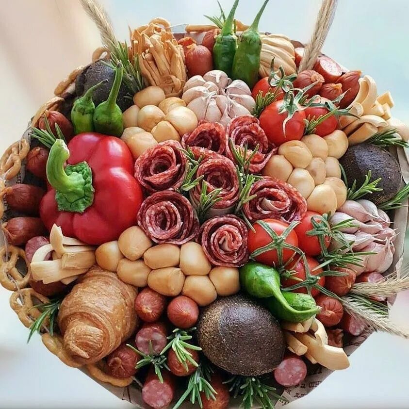 Букет из продуктов для женщин. Колбасный букет своими руками. Колбасный букет. Колбасный букет своими руками. Съедобные букеты из колбасы.