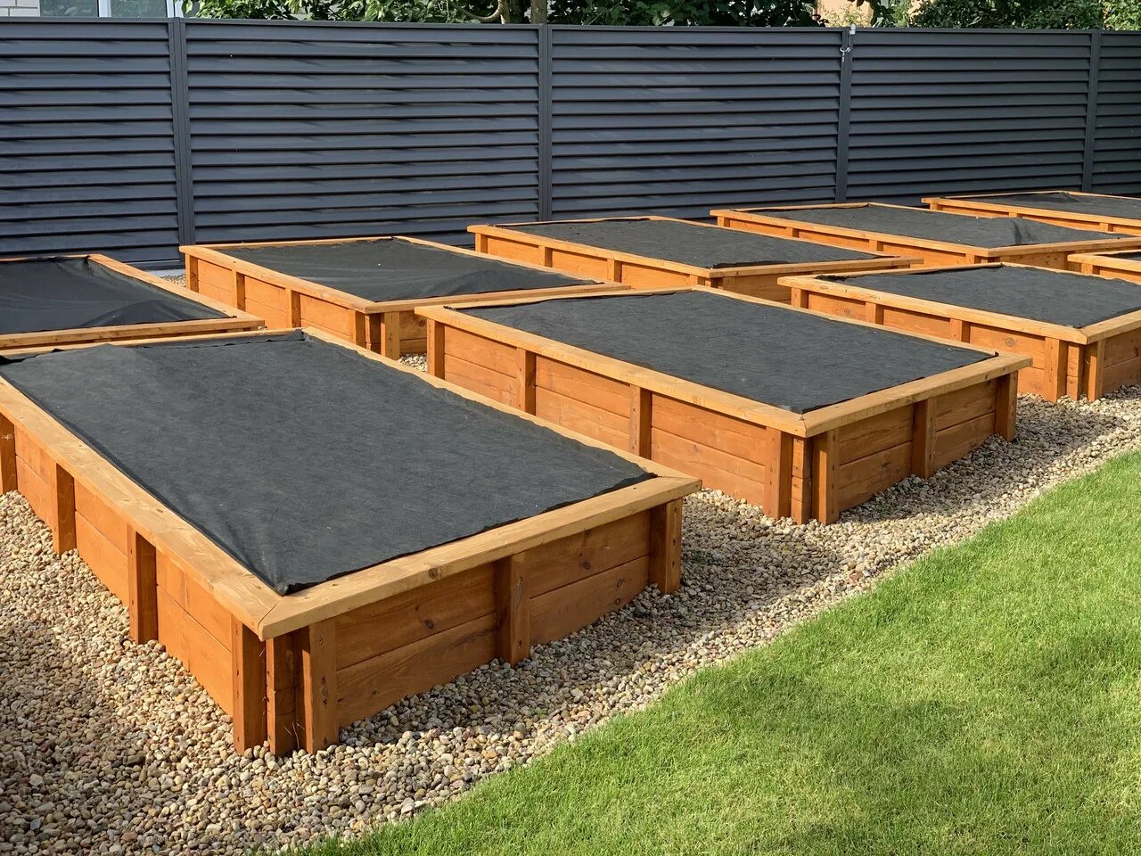 грядки из досок. деревянные грядки для огорода. высокие деревянные грядки. самосборные грядки. деревянные грядки.