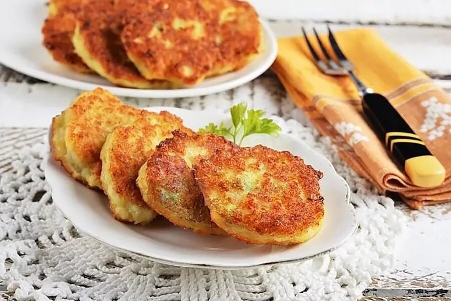 Котлеты из рыбного филе на сковороде. Котлеты рыбные минтай. котлеты из минтая. рыбные котлеты из минтая. минтай биточек.