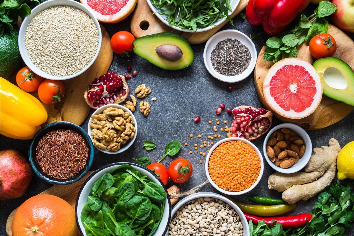 Бетон фон еды. Продукты с клетчаткой. Крупы и овощи. Пищевые волокна клетчатка. Вредные сочетания еды.