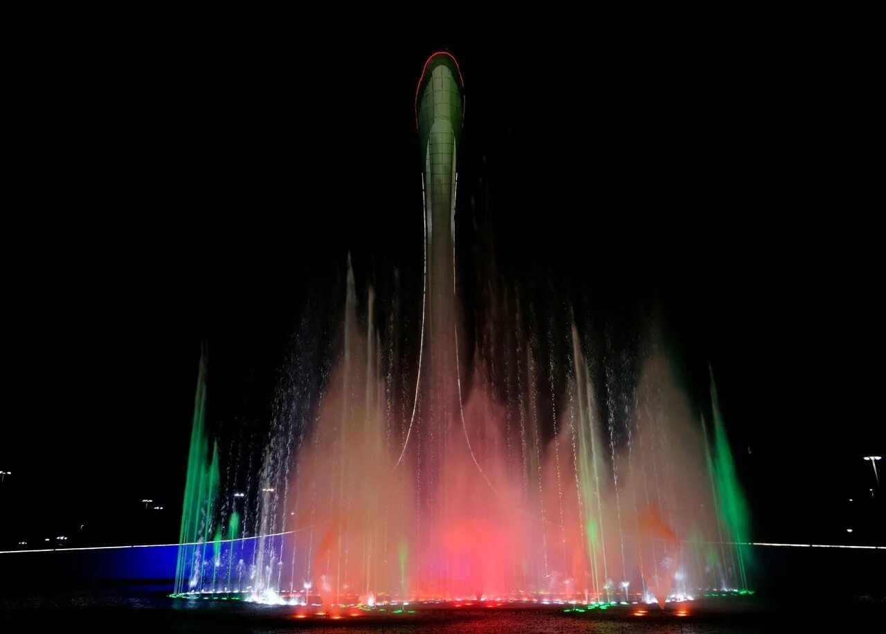 Шоу фонтанов отзывы. Сочи парк фонтан. Фонтан Сочи Олимпийский парк. Сочи парк ночью Поющие фонтаны. Поющий фонтан в Сочи в Олимпийском парке.