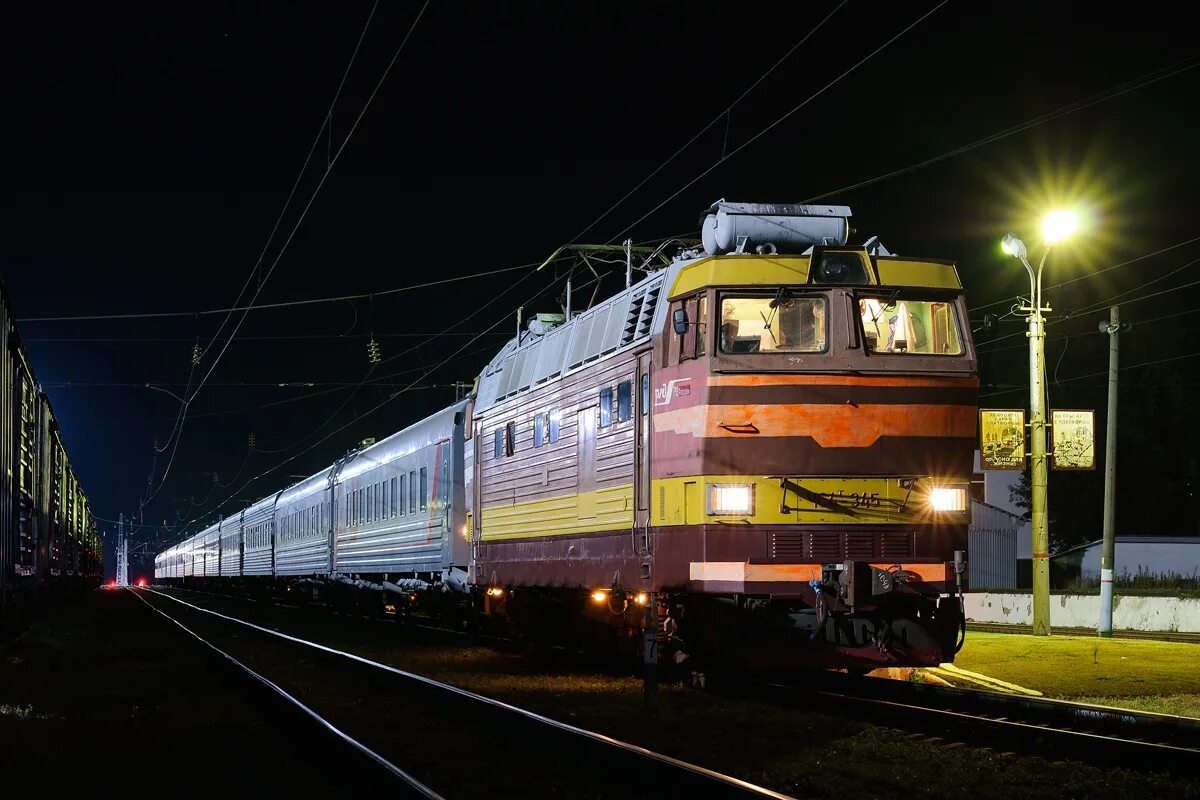 Электровозы москвы. Электровоз чс4т Воронеж. Мичуринск электровоз чс4т. Чс4 электровоз Сухиничи.