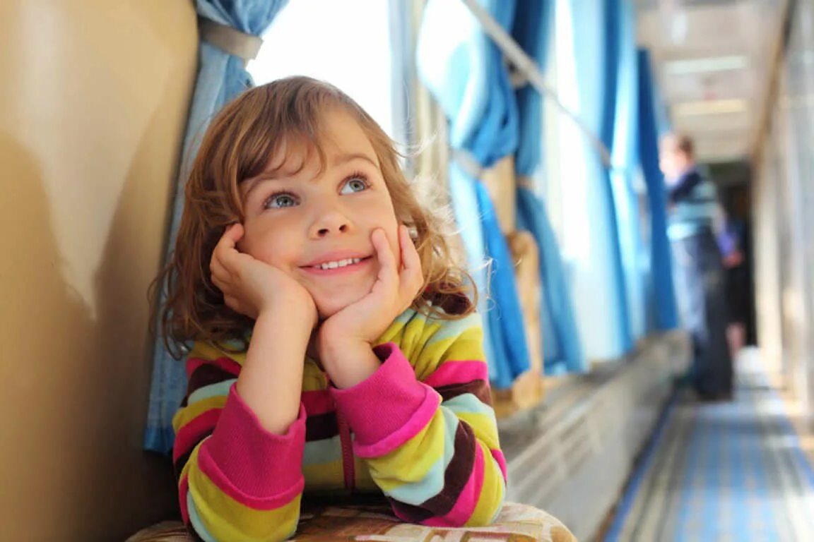 Поезд. Девочки в поезде. Красивые девушки в поезде. Дети в купе поезда. Девочка в окне поезда.