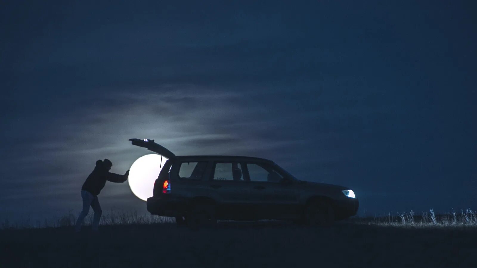 туман бмв е39. парень на закате возле машины. луна авто. бмв е36 ночью. Bmw m5 на закате.