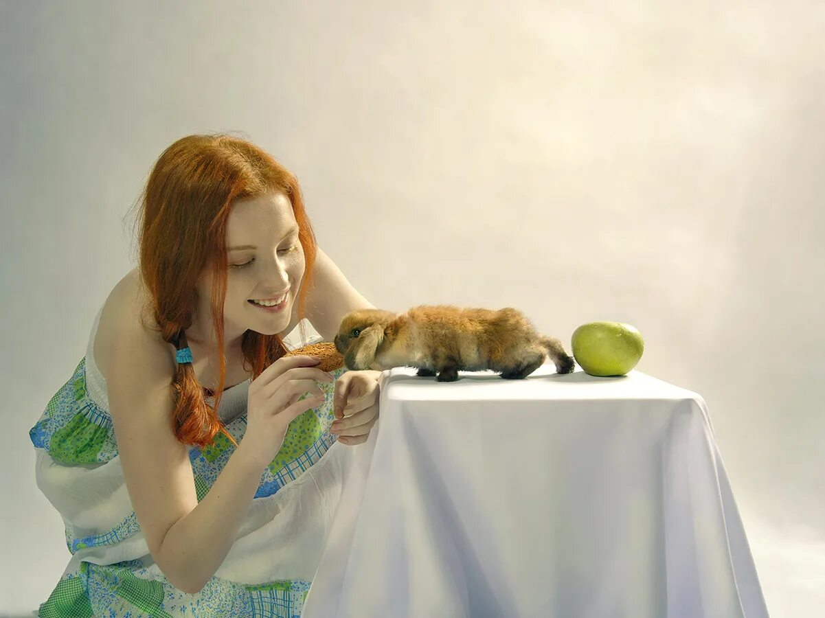 Женщина кормит кошек. Рыжеволосая девушка с котом. Утро рыжая девушка. Девушка с рыжим котом. Кролик и рыжая девушка.