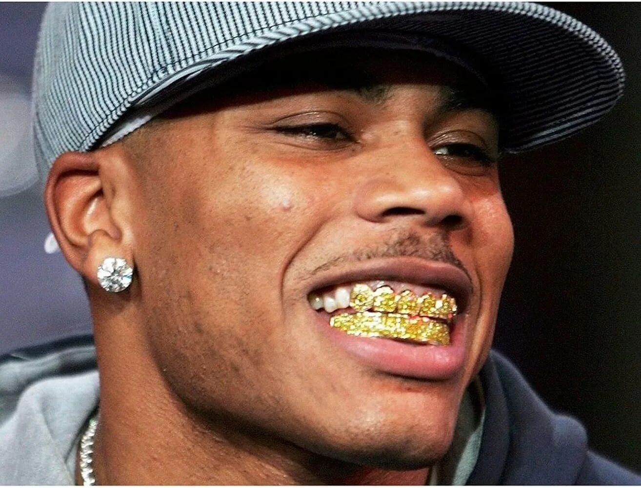 Мелстрой дал на зубы. Nelly - grillz. asap rocky грилзы. золотые грилзы. 50 cent и щолтве зубы.