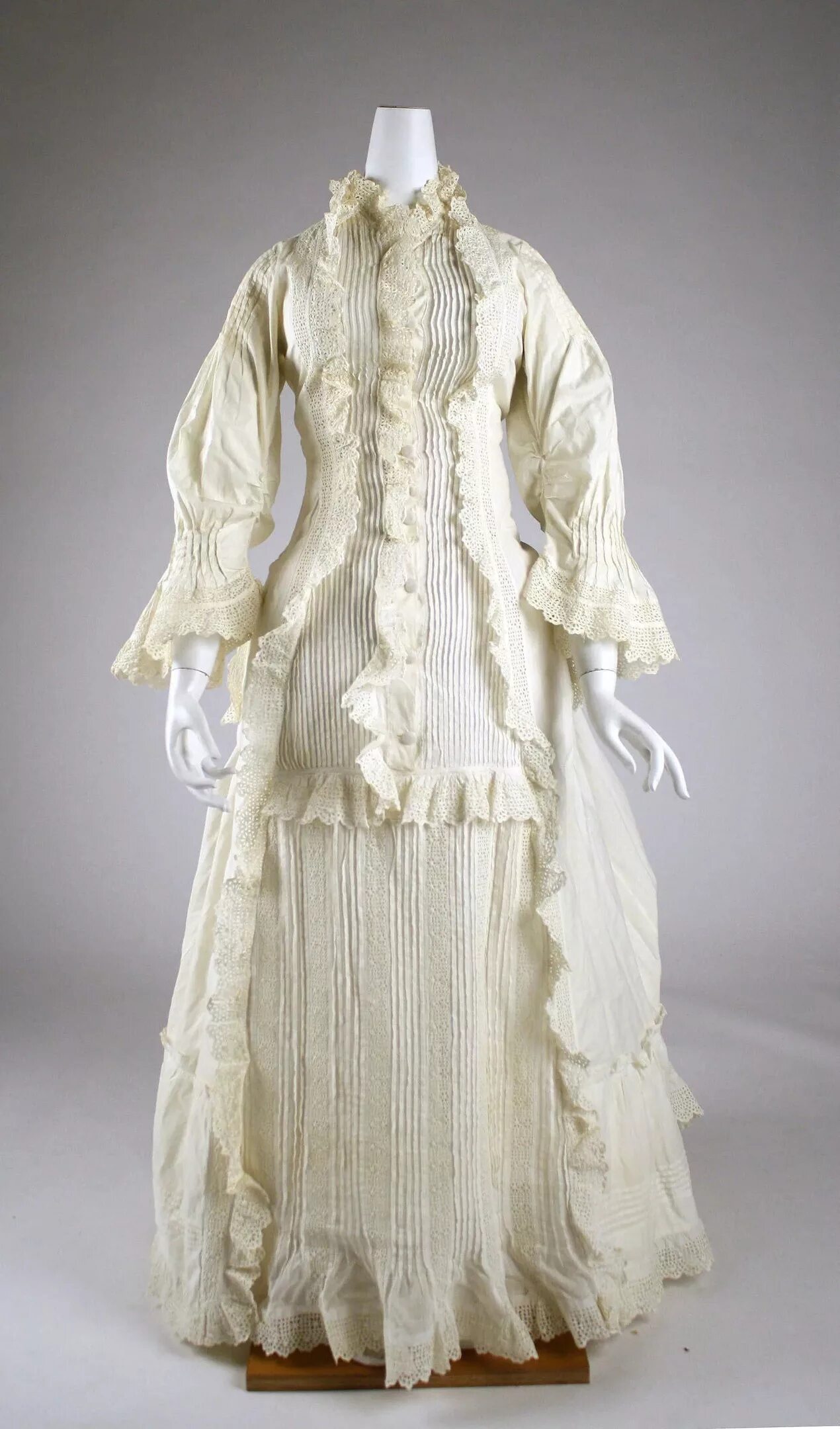 Капот женская одежда. Викторианская эпоха одежда 19 века. Викторианская одежда женская 19 век. Викторианская эпоха 19 век одежда. Мода викторианской эпохи 19 век.