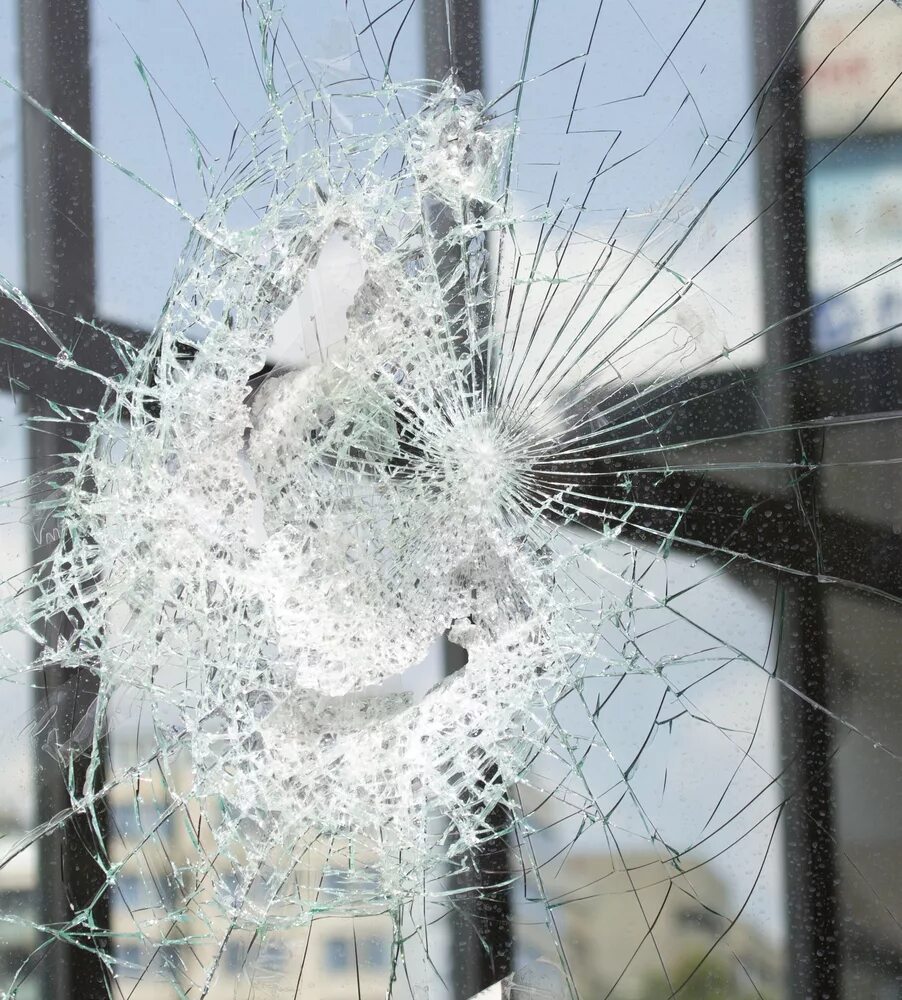 Разбитое оконное стекло. Разбитое стекло в окне. Разбитое пластиковое окно. Треснутое стекло.