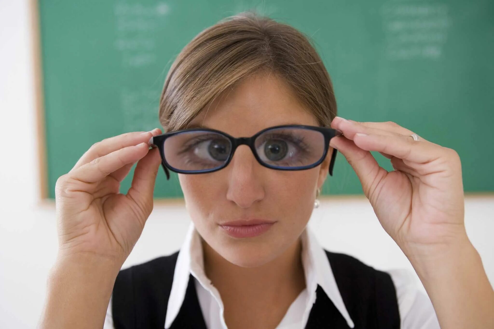 Красивые учительницы. Удивила учительницу. Мама в очках. Учитель улыбается. Фото учительницы.