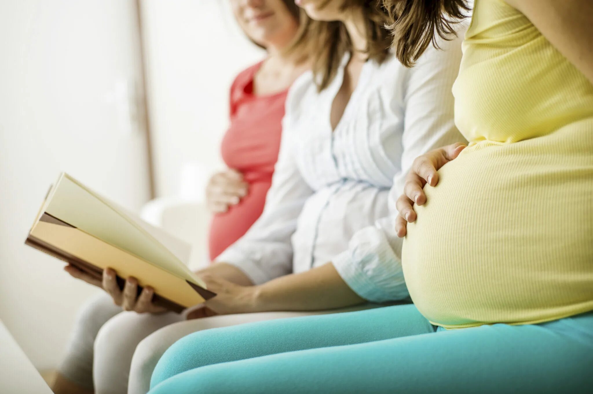 Беременность приходящая. Беременная. Беременная с книгой. Беременная женщина с ребенком.