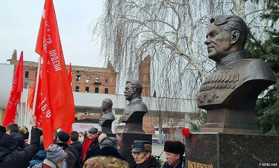 Бюст сталина в волгограде. Где открыли памятник сталину. Бюст сталину жукову и василевскому. Где открыли памятник сталину. Где открыли памятник сталину.