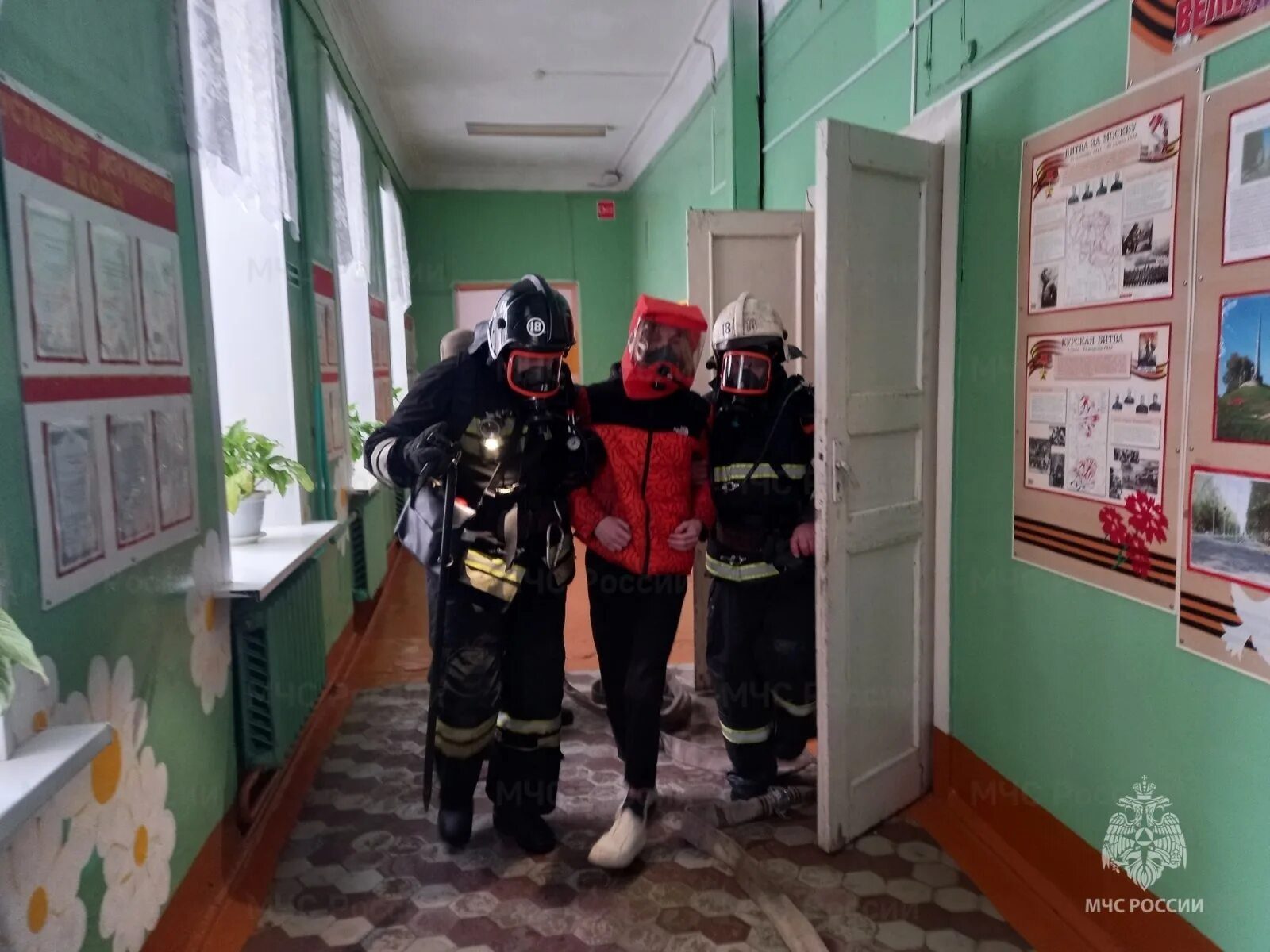 Пожар в школе тренировка. Пожарные учения. Пожарные в школе. Пожарные МЧС России. Эвакуация при пожаре.