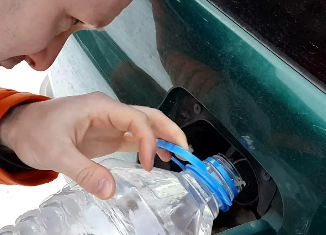 Вода в бензобак что будет. Бензин в воде. вода в топливе для автомобиля. вода в топливном баке. машина в воде.