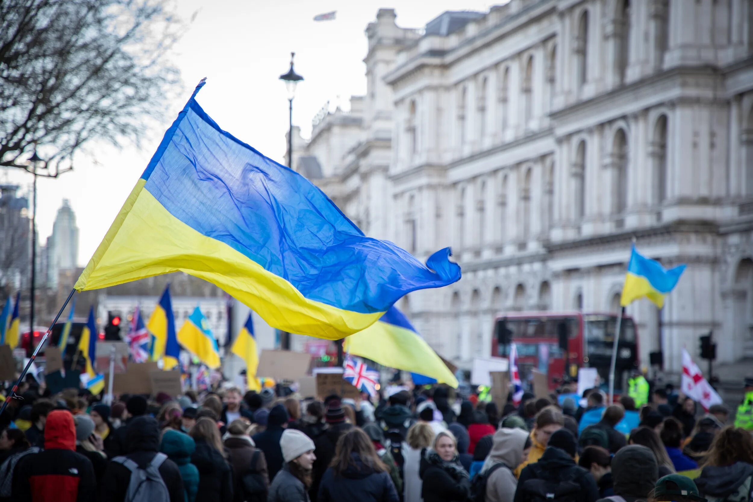 Украина народ. Украинцы с флагом. Украинцы люди. Флажок Украины.