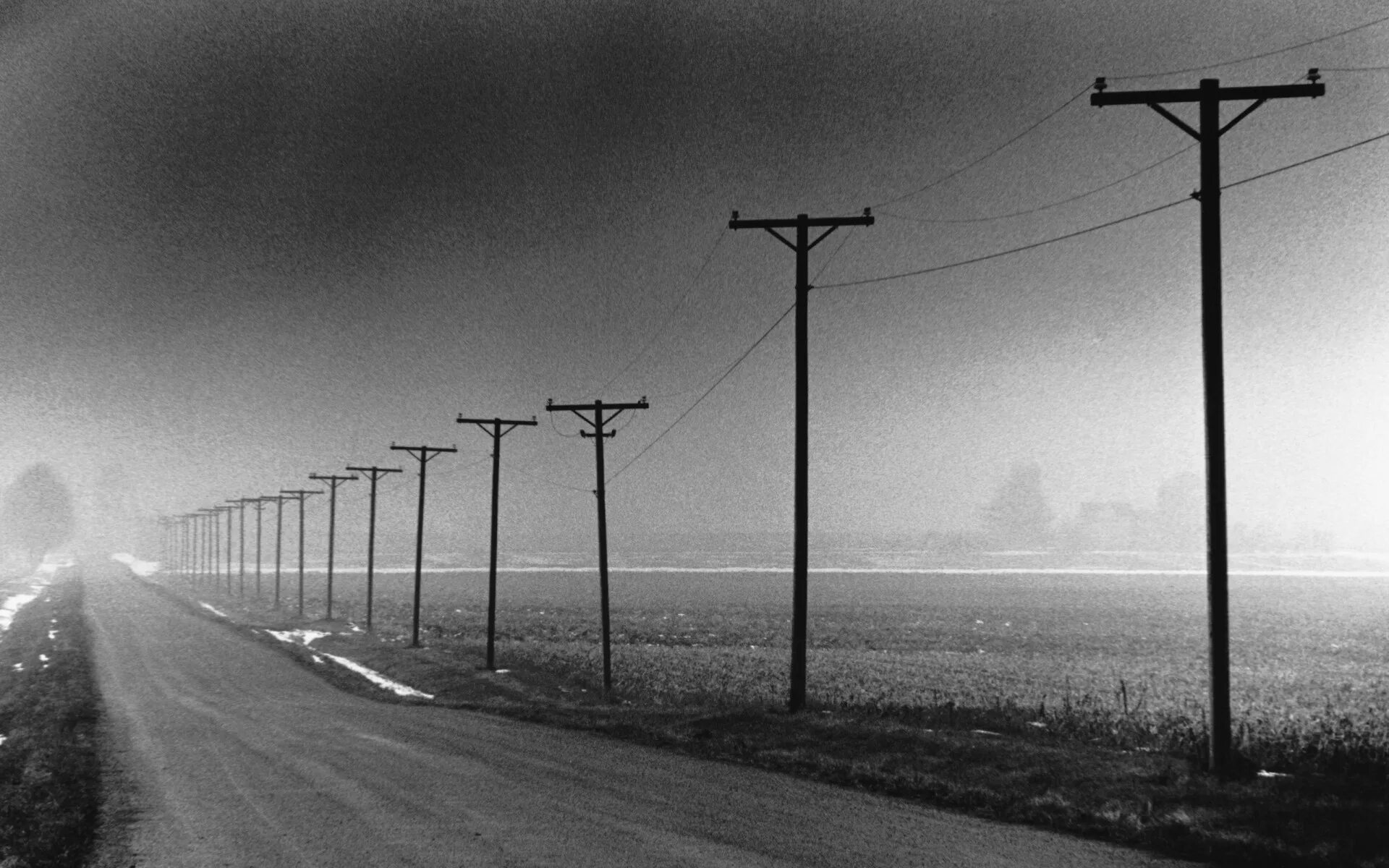 Электрические столбы. Телеграфный столб. Чёрно-белая фотография. Столбы вдоль дороги. Вид никуда