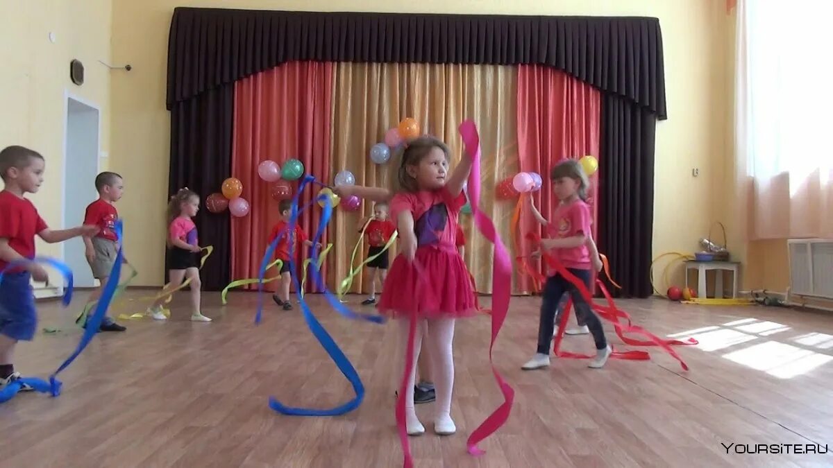 Танец с лентами дети. Танец ленты в саду. Танец детей с лентами в детском саду. Ленточки для танцев в детском саду. Дети танцуют с лентами.
