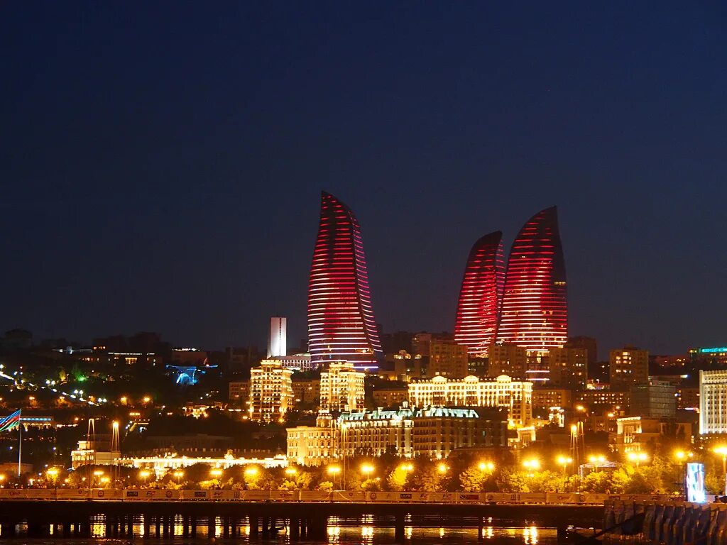 Баку какое государство. Баку башни пламени. Флейм товерс Баку. Пламенные башни Flame Towers. Огненные башни в Баку.