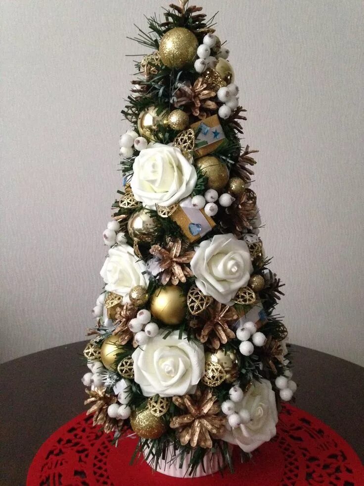 Елка украшенная цветами. Пуансеттия рождественская елка. Пуансеттия рождественская звезда. Елка с цветами. Елка из цветов своими руками.