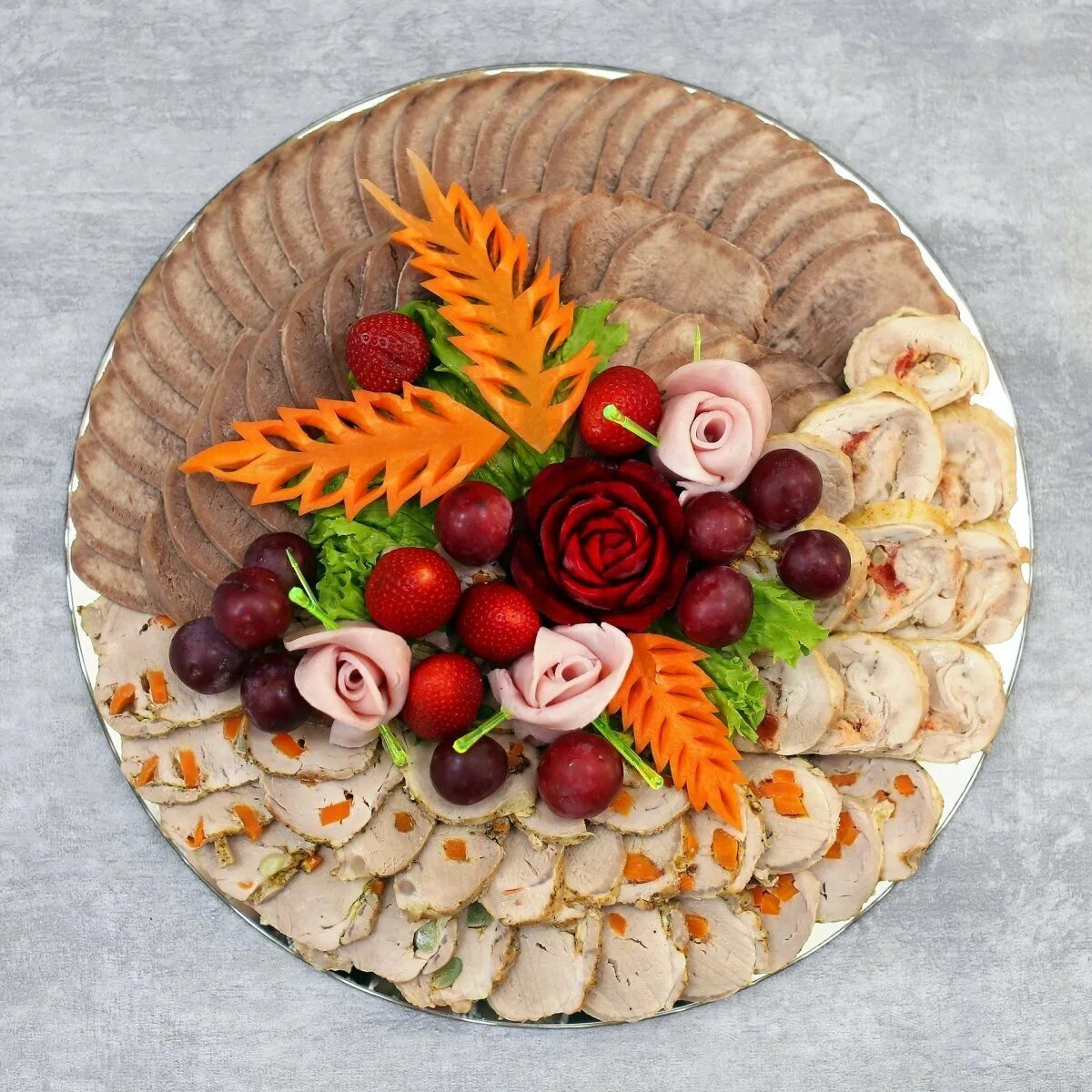 Ручная работа нарезка. Украшение мясного ассорти. Украшение мясной нарезки. Украшение мясной тарелки. Мясная тарелка.