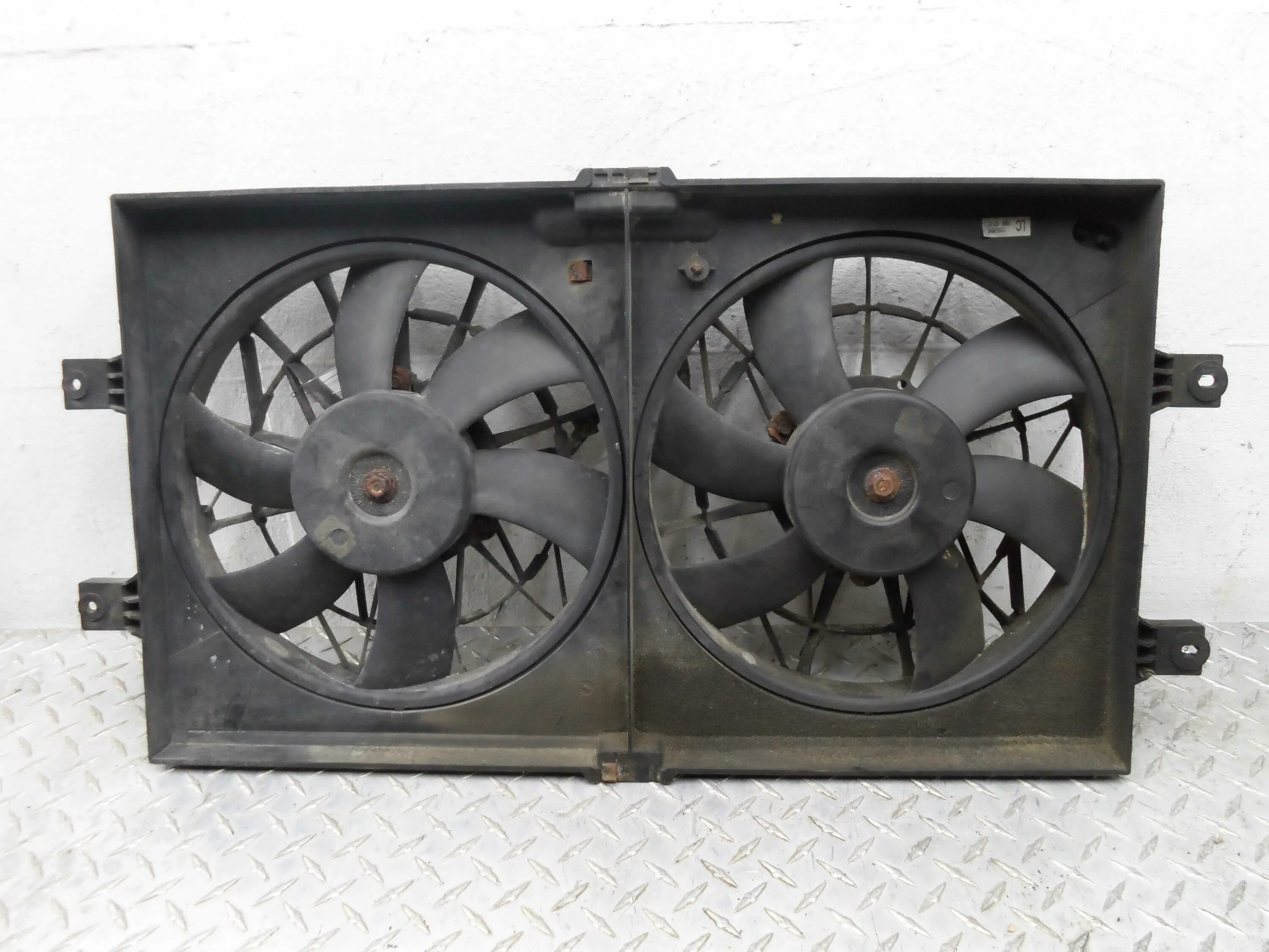 Вентилятор охлаждения крайслер. Вентилятор охлаждения крайслер. 4 объём двигателя 2002 года. Вентилятор охлаждения хундай санта фе. Ф 16 вентилятор.