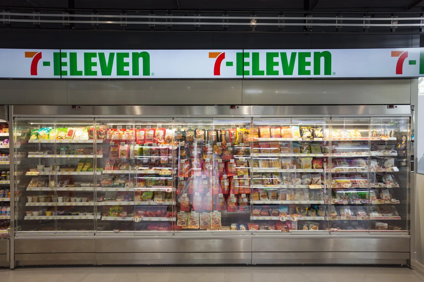 7 Eleven магазин. Магазин Seven Eleven. 7 Eleven магазин в России. 7 Eleven внутри. 7 11 3 мм