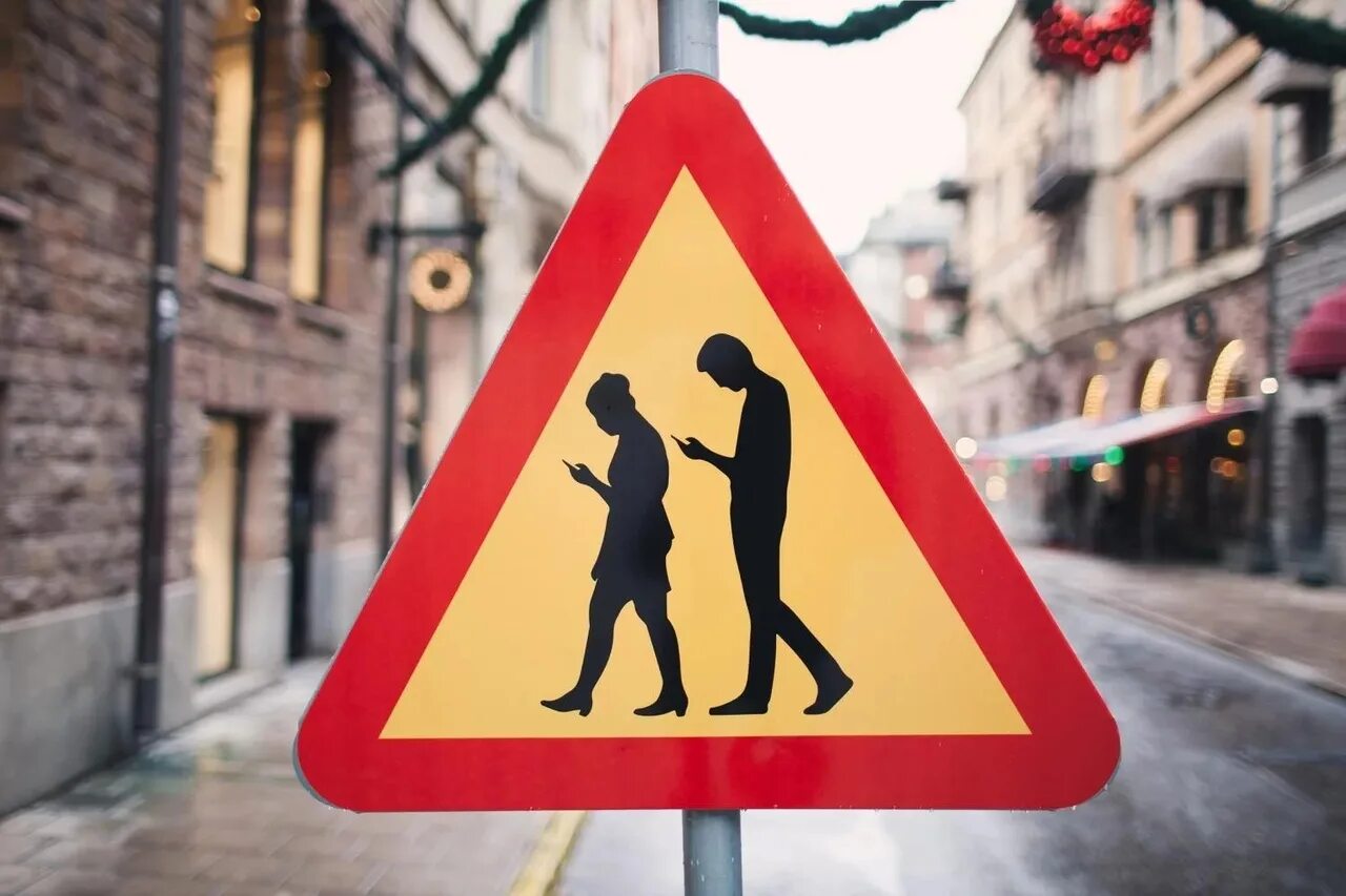 Необычные дорожные знаки. Креативные дорожные знаки. Странные знаки дорожного движения. Дорожные знаки люди со смартфонами.