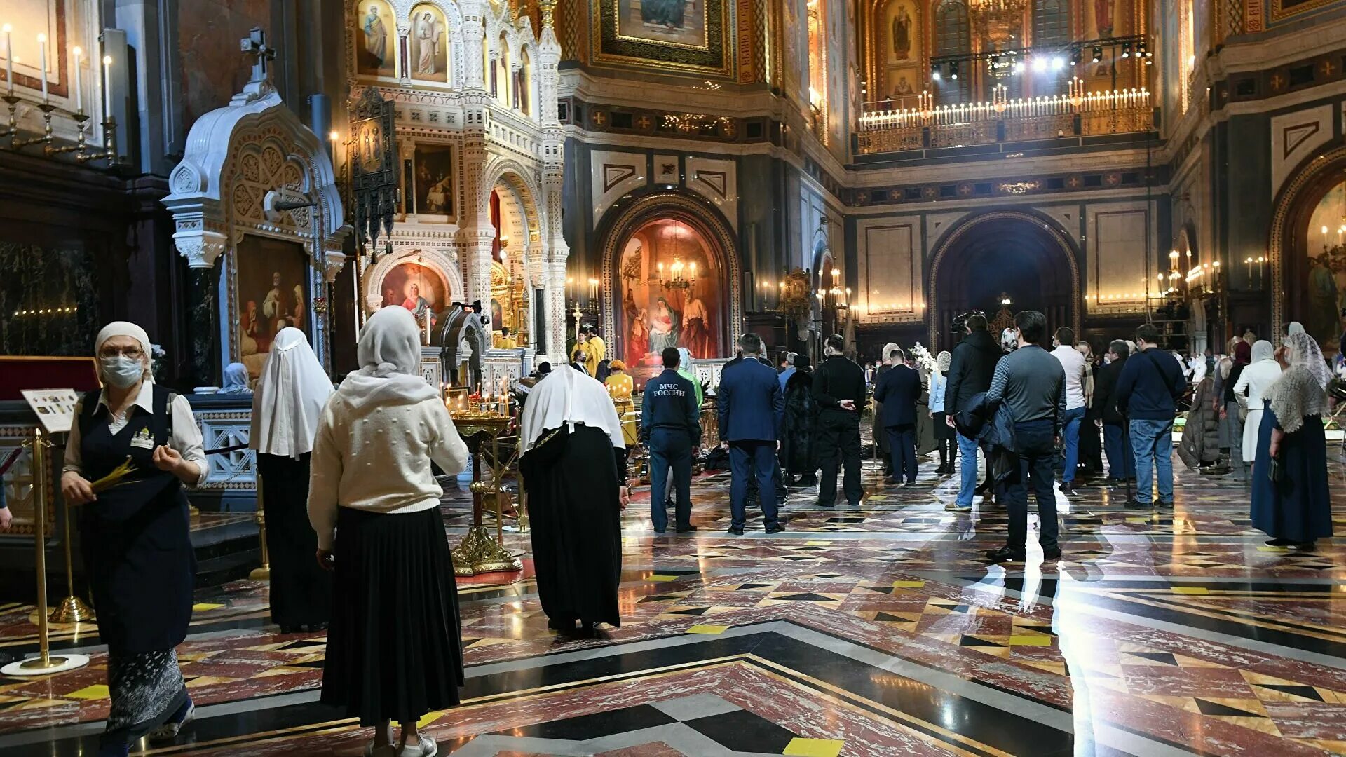 Можно ли в церковь ходить в брюках. Богослужение в храме Христа Спасителя в Москве. Храм Христа Спасителя в Москве Рождество. Храм Христа Спасителя Патриарший трон. Храм Христа Спасителя Богос.