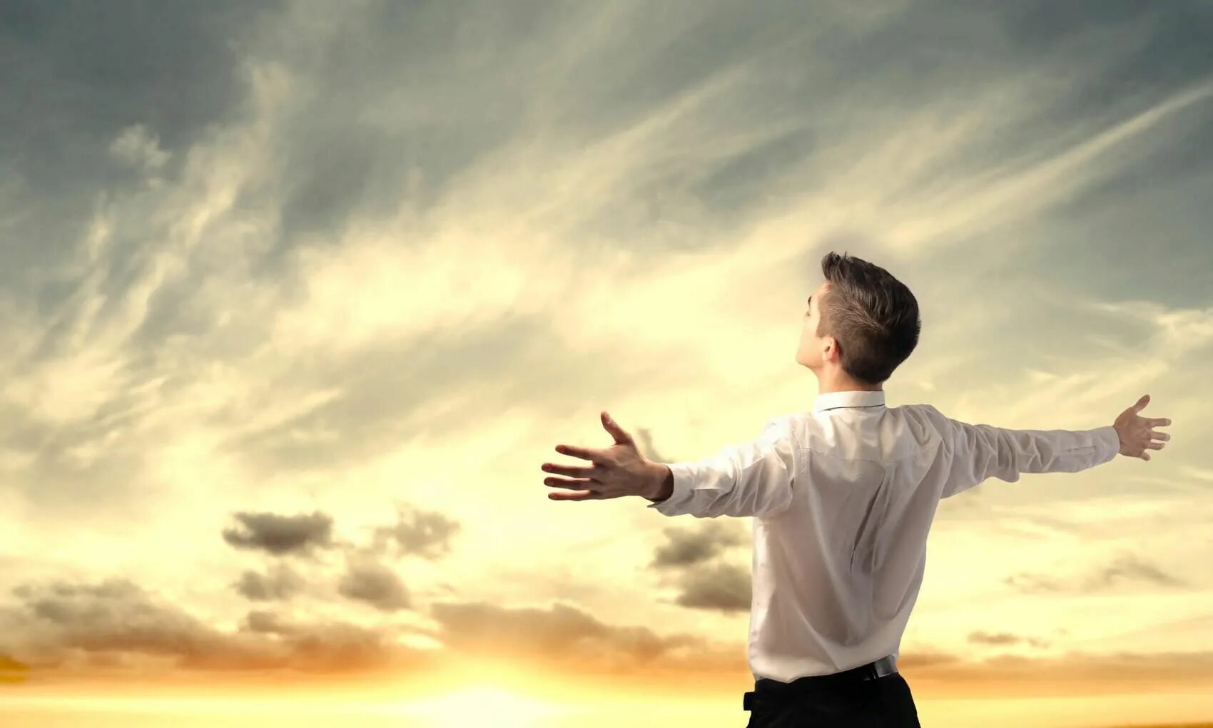 Уходит в даль. Стремление вперед. Вдохновляющие цитаты. Душевное спокойствие и гармония. Человек уходящий в закат.