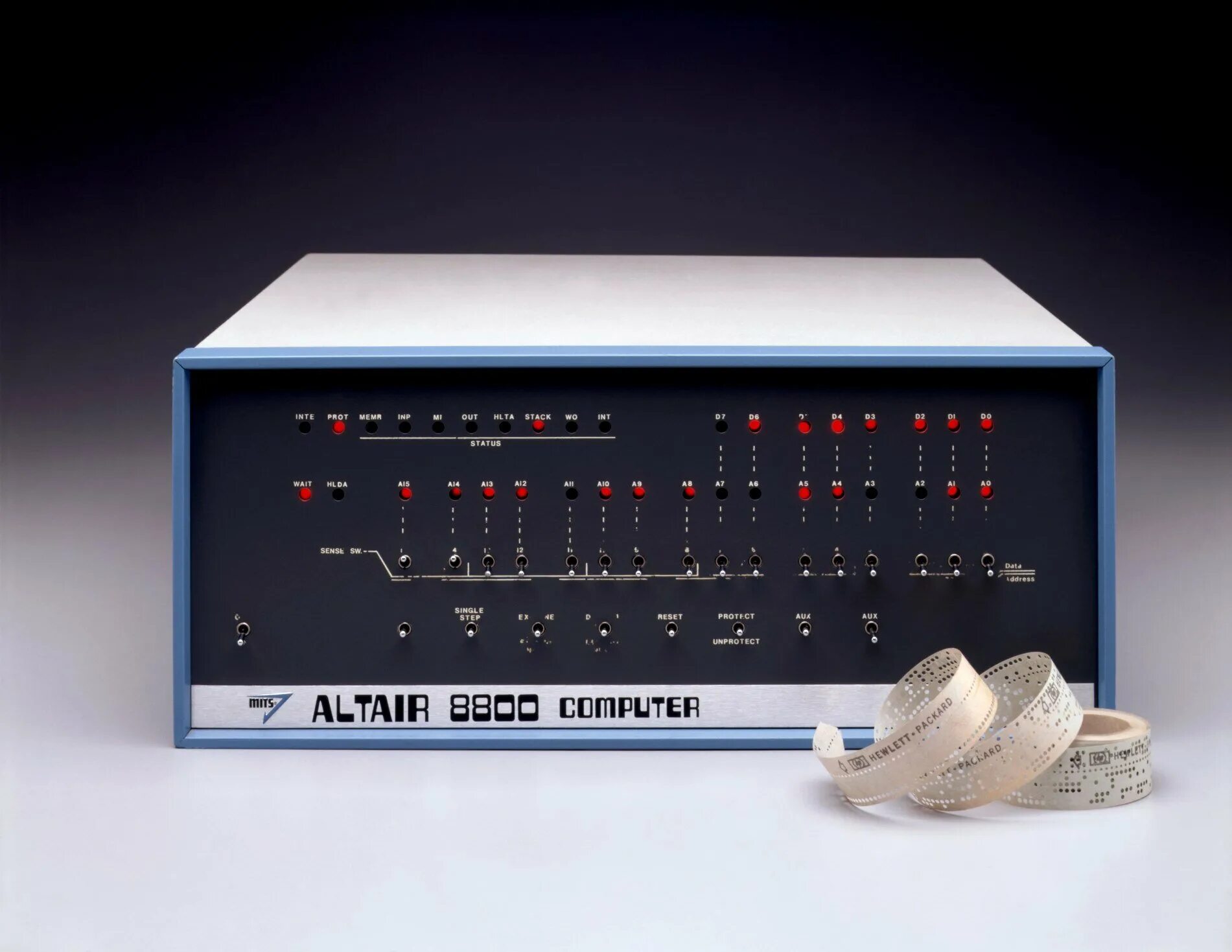 Первый микро. Микрокомпьютеру «Альтаир 8800». Altair 8800 компьютер. Первый ПК «Альтаир 8800» фирмы Mits. Altair Basic для Mits Altair 8800.