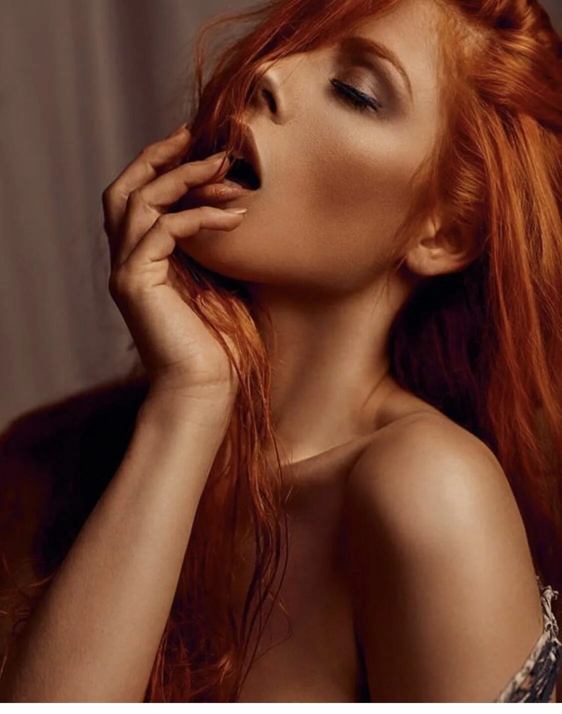 Анастасия "рыженькая бестия" соколова. Рыжая девушка с каре. Страстные рыжие девушки. Скарлет тейлор с красными волосами. Страстные рыжие девушки.