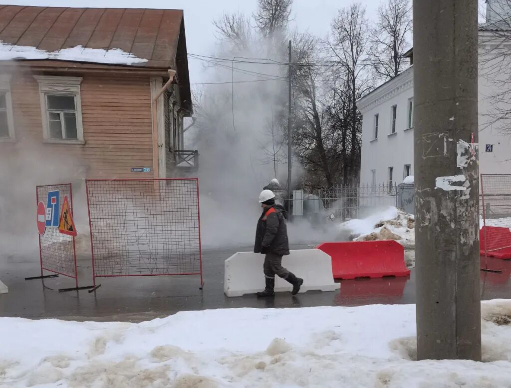 Прорыв трубы горячего водоснабжения. Прорвало трубу с кипятком. Горячая вода. Дымоходы жилых домов. Упали в горячую воду