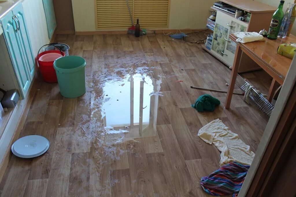 Полы после затопления. Затопило квартиру. Потоп в квартире. Затопили соседи. Соседи затопили квартиру.