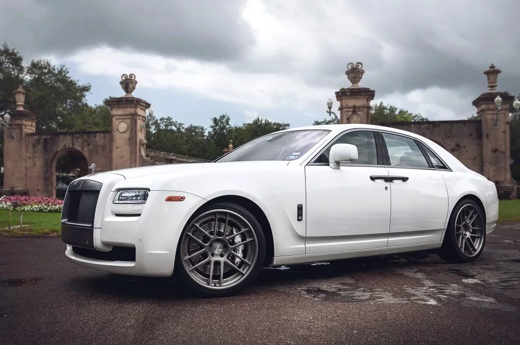Колесо rolls. Rolls Royce Ghost диски. Rolls Royce Ghost 22. Rolls Royce Ghost колеса. Rolls Royce Ghost White.
