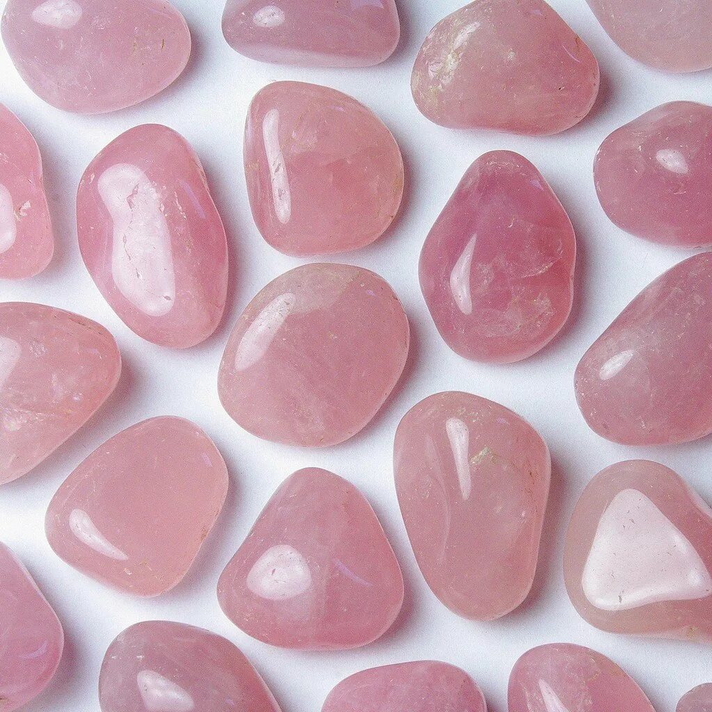 Pink stones. 3053 Розовый камень кедр. Розовый кварц камень. САМОЦВЕТ Rose Quartz - Роуз кварц. Розовый турмалин кварцит.